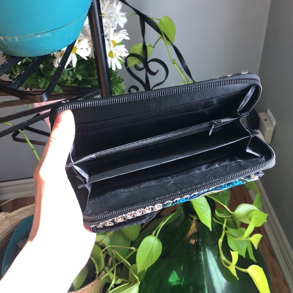 Artisanal Handmade embroidered Mexican wristlet 🪷 - Picture 3 of 5